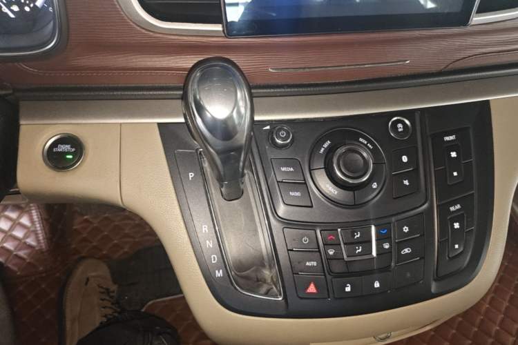 Used Buick GL8 2017 25S Comfort Version China V Standard Gear Lever