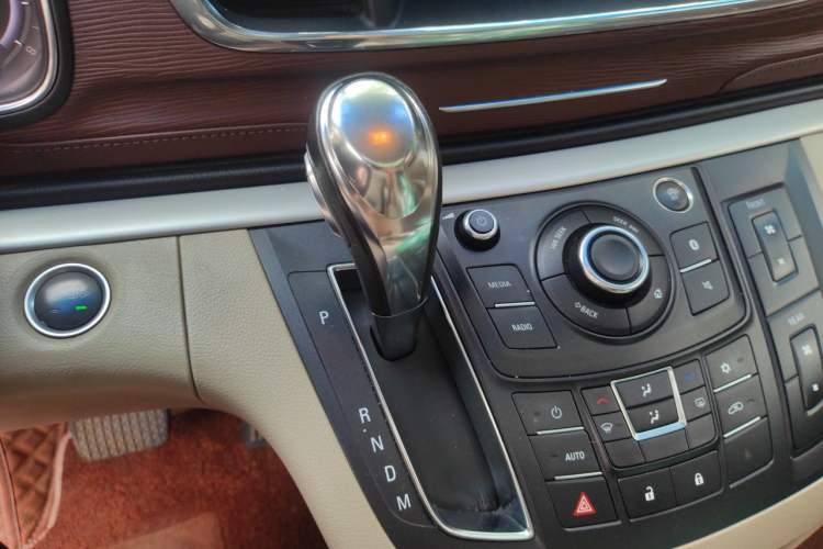 Used Buick GL8 2017 25S Luxury Version China V Standard Gear Lever