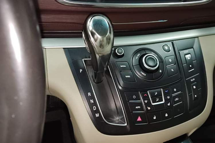 Used Buick GL8 2017 25S Prestige Version China V Standard Gear Lever