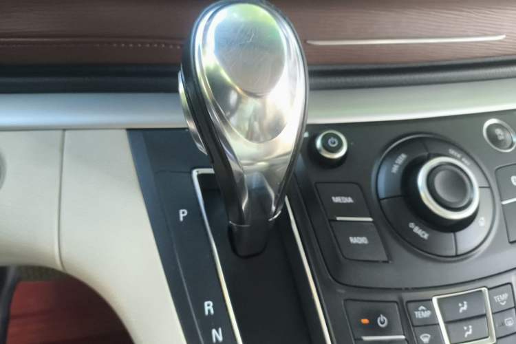 Used Buick GL8 2017 25S Luxury Version China V Standard Gear Lever