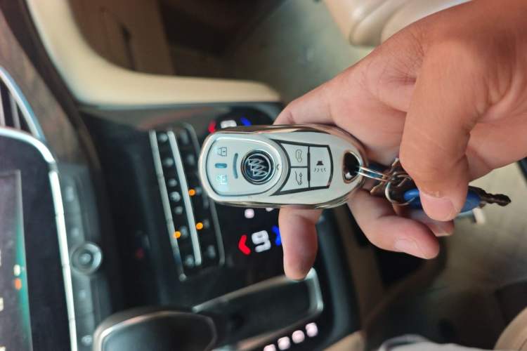 Used Buick GL8 2017 ES 28T Luxury Model China V Standard Vehicle Key