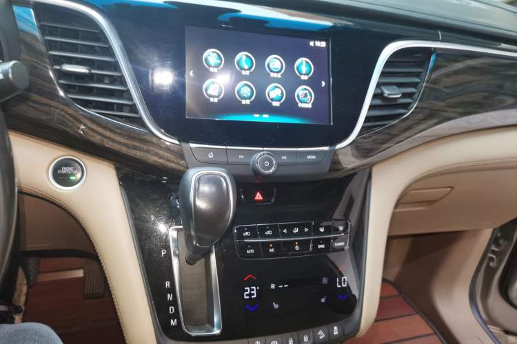Used Buick GL8 2017 ES 28T Luxury Model China V Standard Audio And AC Panel