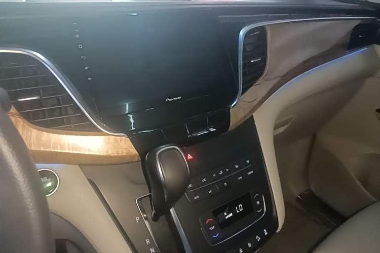 Used Buick GL8 2017 ES 28T Comfort Model China V Standard Audio And AC Panel