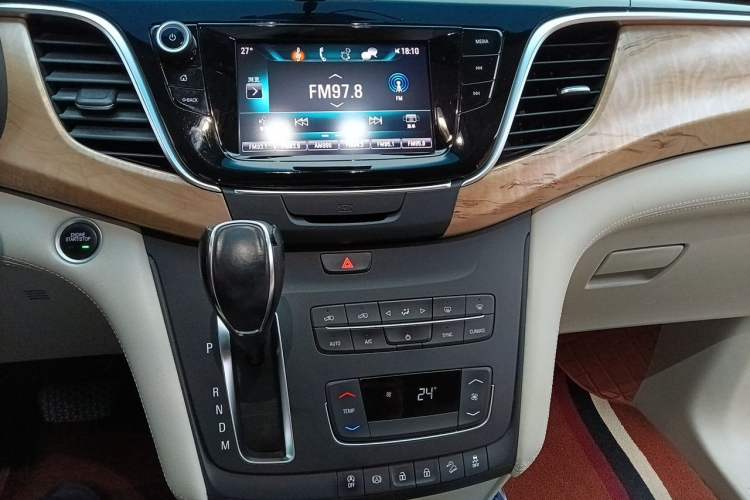 Used Buick GL8 2017 ES 28T Comfort Model China V Standard Audio And AC Panel