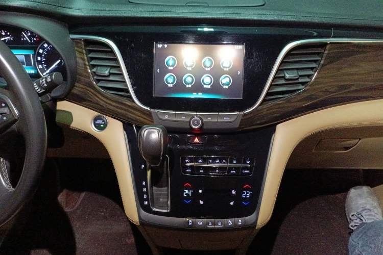 Used Buick GL8 2017 ES 28T Luxury Model China V Standard Audio And AC Panel