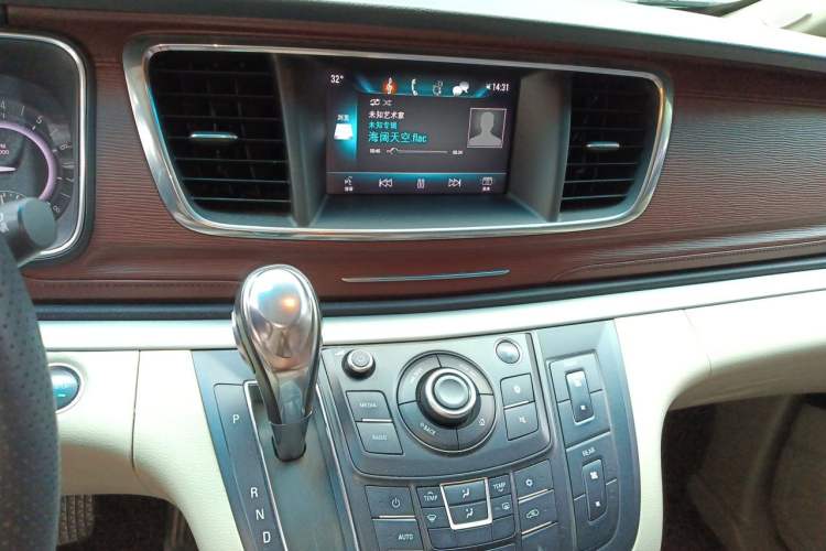 Used Buick GL8 2017 25S Luxury Version China V Standard Audio And AC Panel