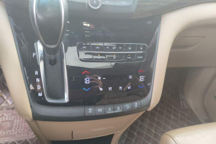 Used Buick GL8 2017 ES 28T Flagship Model China V Standard Audio And AC Panel