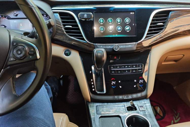 Used Buick GL8 2017 ES 28T Luxury Model China V Standard Audio And AC Panel