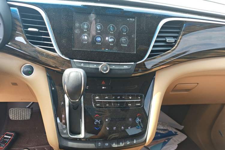 Used Buick GL8 2017 ES 28T Flagship Model China V Standard Audio And AC Panel