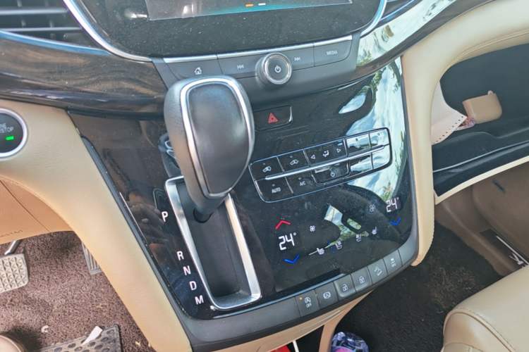 Used Buick GL8 2017 ES 28T Flagship Model China V Standard Audio And AC Panel