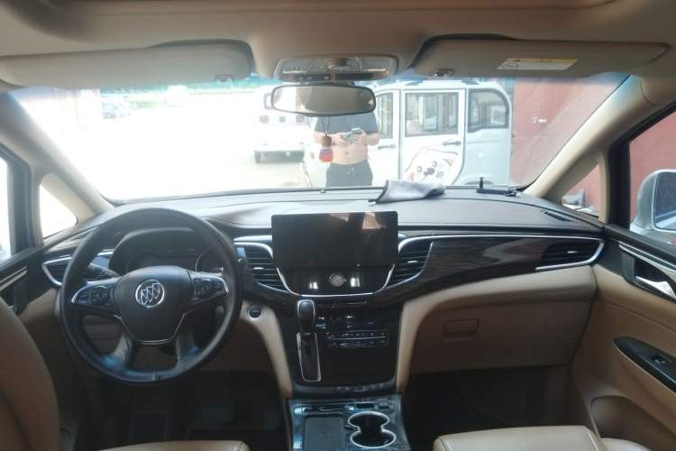 Used Buick GL8 2017 ES 28T Luxury Model China V Standard Center Console