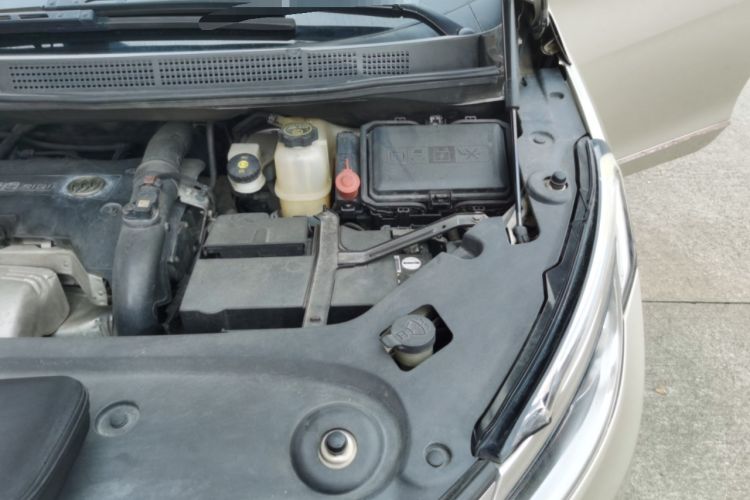 Used Buick GL8 2017 ES 28T Comfort Model China V Standard Engine Bay Left
