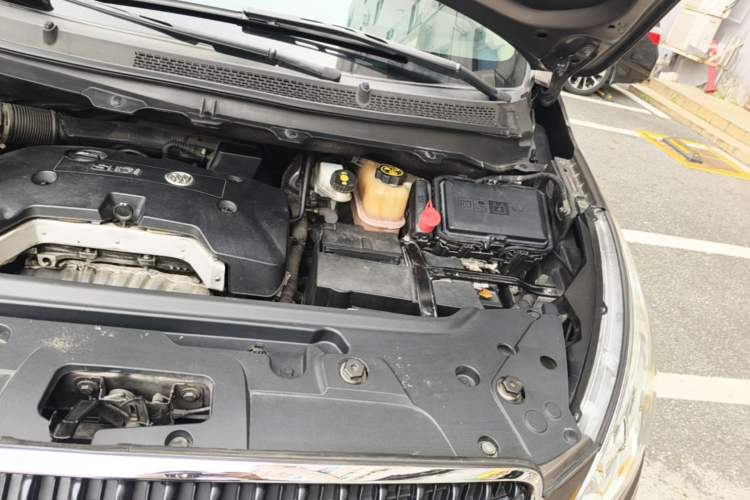 Used Buick GL8 2017 25S Luxury Version China V Standard Engine Bay Left
