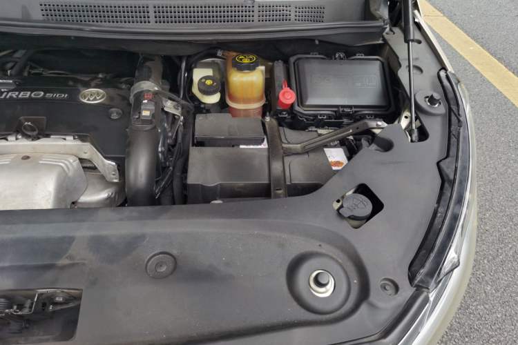 Used Buick GL8 2017 ES 28T Comfort Model China V Standard Engine Bay Left