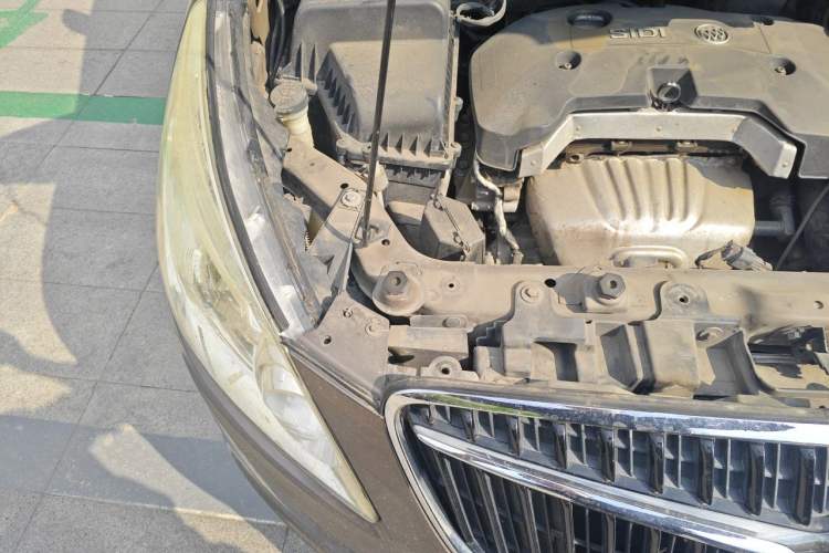 Used Buick GL8 2017 25S Luxury Version China V Standard Engine Bay Right