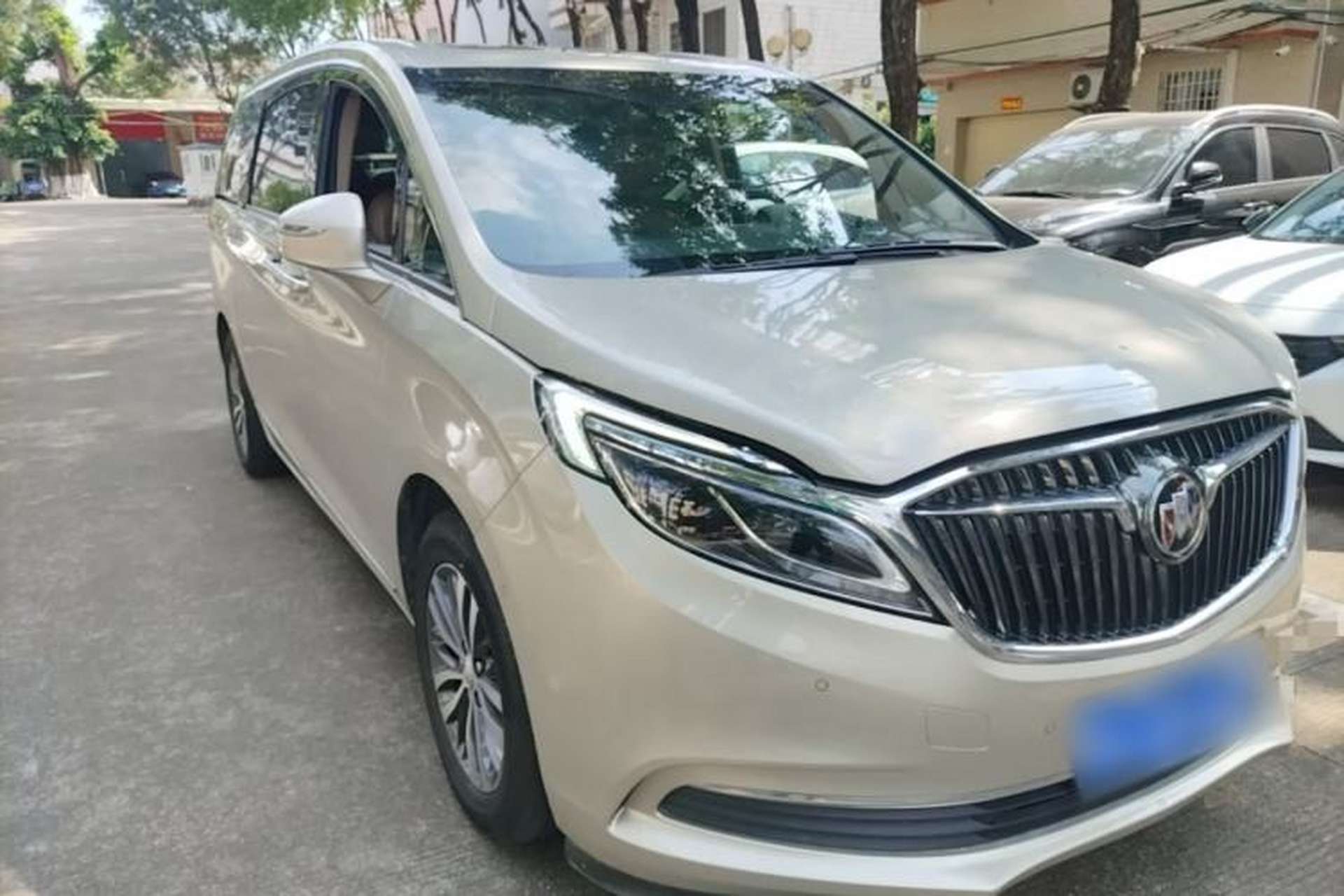 Used Buick GL8 2017 ES 28T Flagship Model China V Standard Front Right 45 Deg