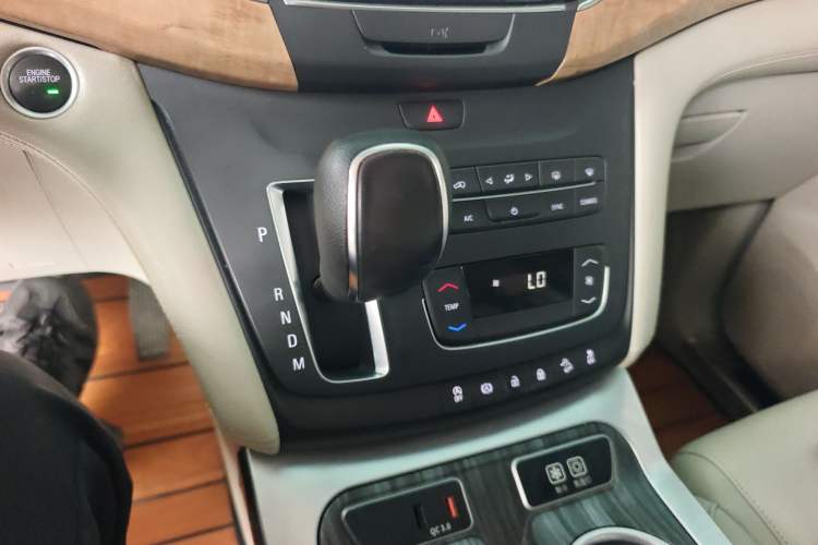 Used Buick GL8 2017 ES 28T Comfort Model China V Standard Gear Lever