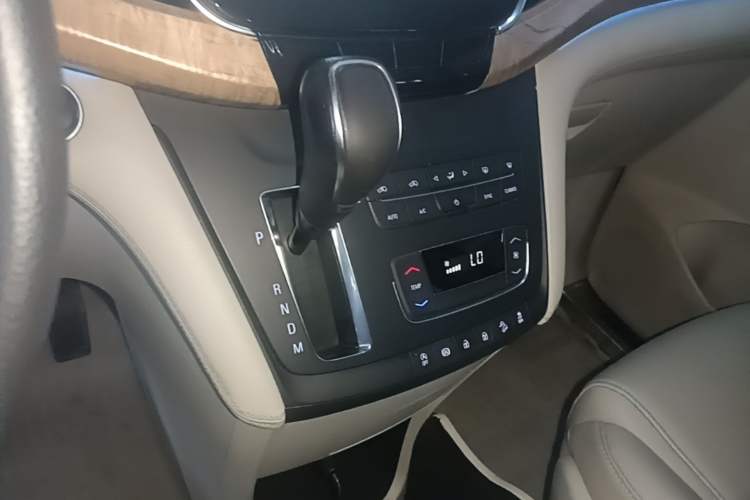 Used Buick GL8 2017 ES 28T Comfort Model China V Standard Gear Lever