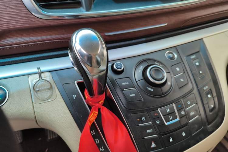 Used Buick GL8 2017 25S Comfort Version China V Standard Gear Lever
