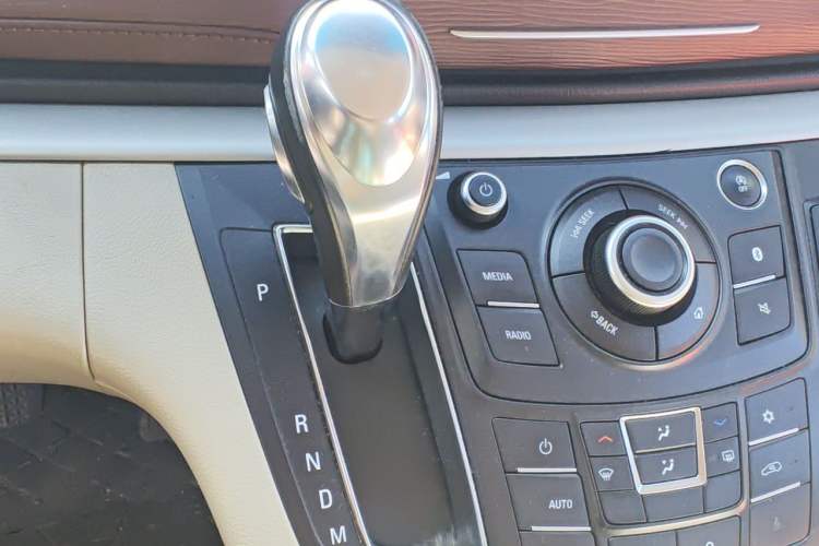 Used Buick GL8 2017 25S Comfort Version China V Standard Gear Lever