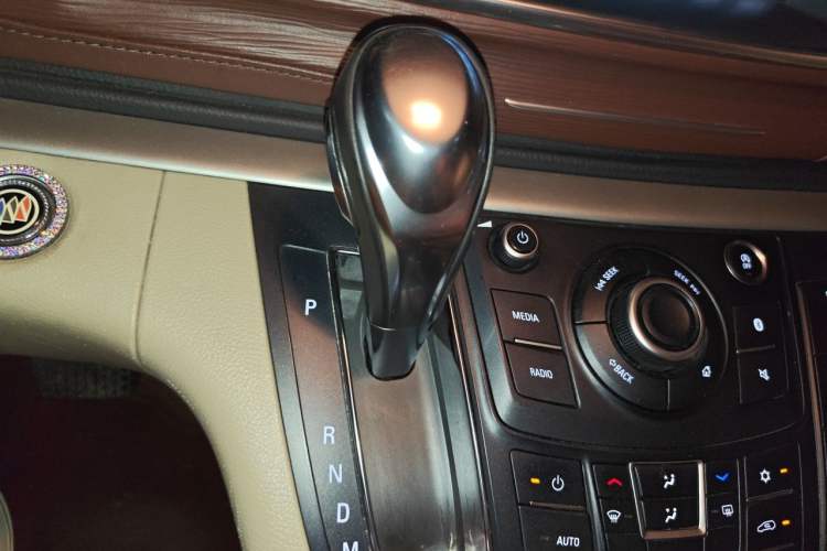 Used Buick GL8 2017 25S Comfort Version China V Standard Gear Lever