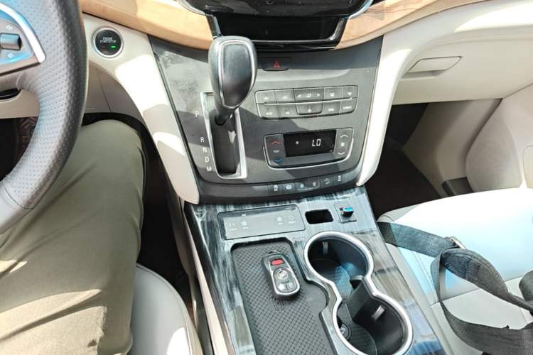 Used Buick GL8 2017 ES 28T Comfort Model China V Standard Gear Lever