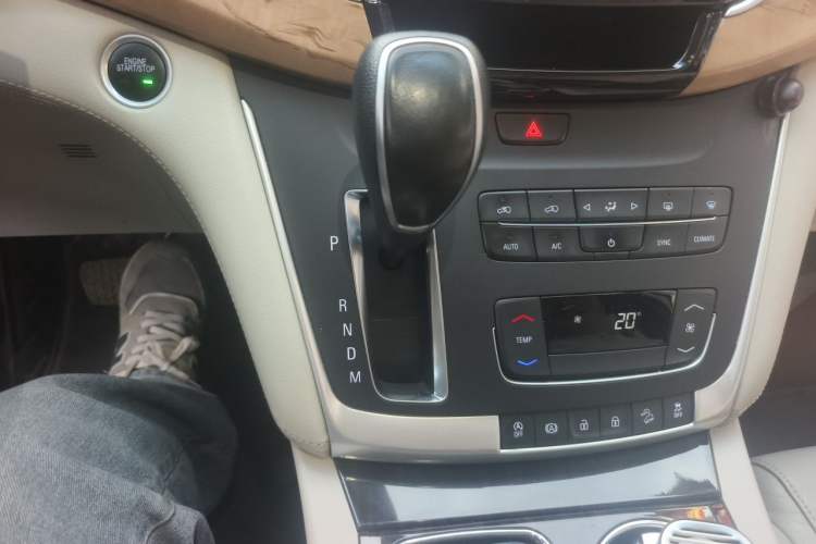 Used Buick GL8 2017 ES 28T Comfort Model China V Standard Gear Lever