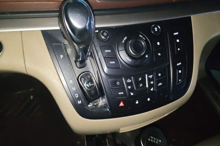Used Buick GL8 2017 25S Prestige Version China V Standard Gear Lever