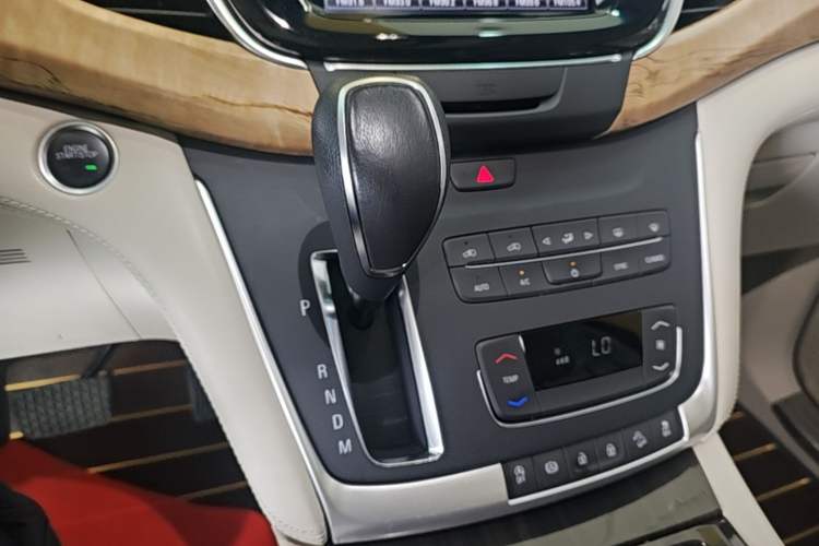 Used Buick GL8 2017 ES 28T Comfort Model China V Standard Gear Lever
