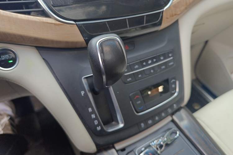 Used Buick GL8 2017 ES 28T Comfort Model China V Standard Gear Lever