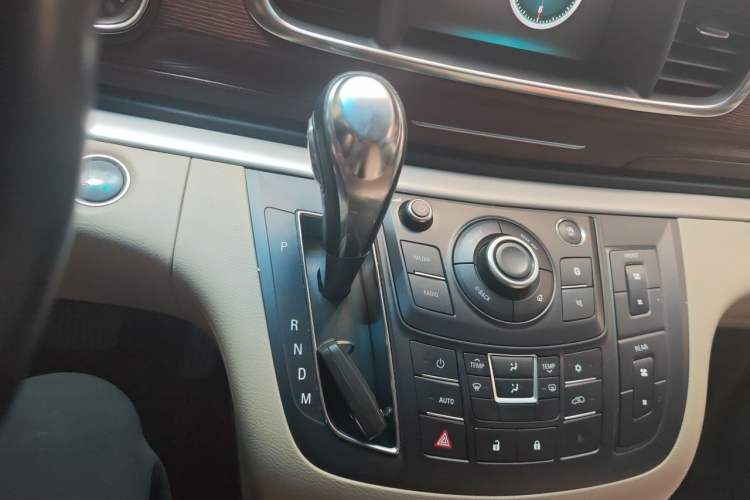Used Buick GL8 2017 25S Comfort Version China V Standard Gear Lever