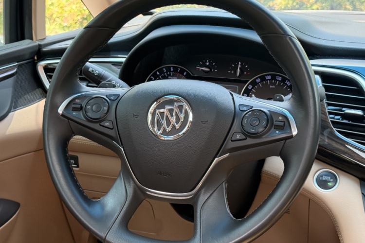 Used Buick GL8 2017 ES 28T Premium Version China V Standard Interior 4