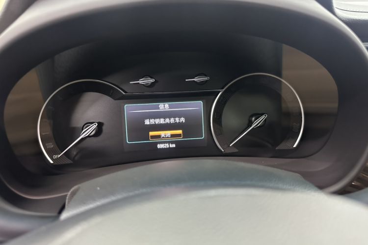 Used Buick GL8 2017 ES 28T Luxury Model China V Standard Odometer Close Up