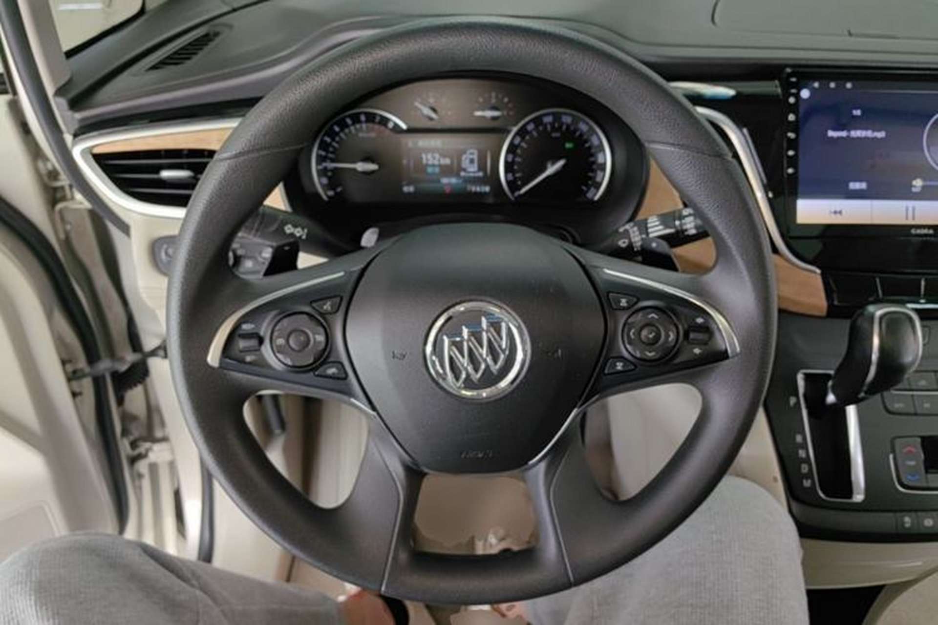 Used Buick GL8 2017 ES 28T Comfort Model China V Standard Steering Wheel