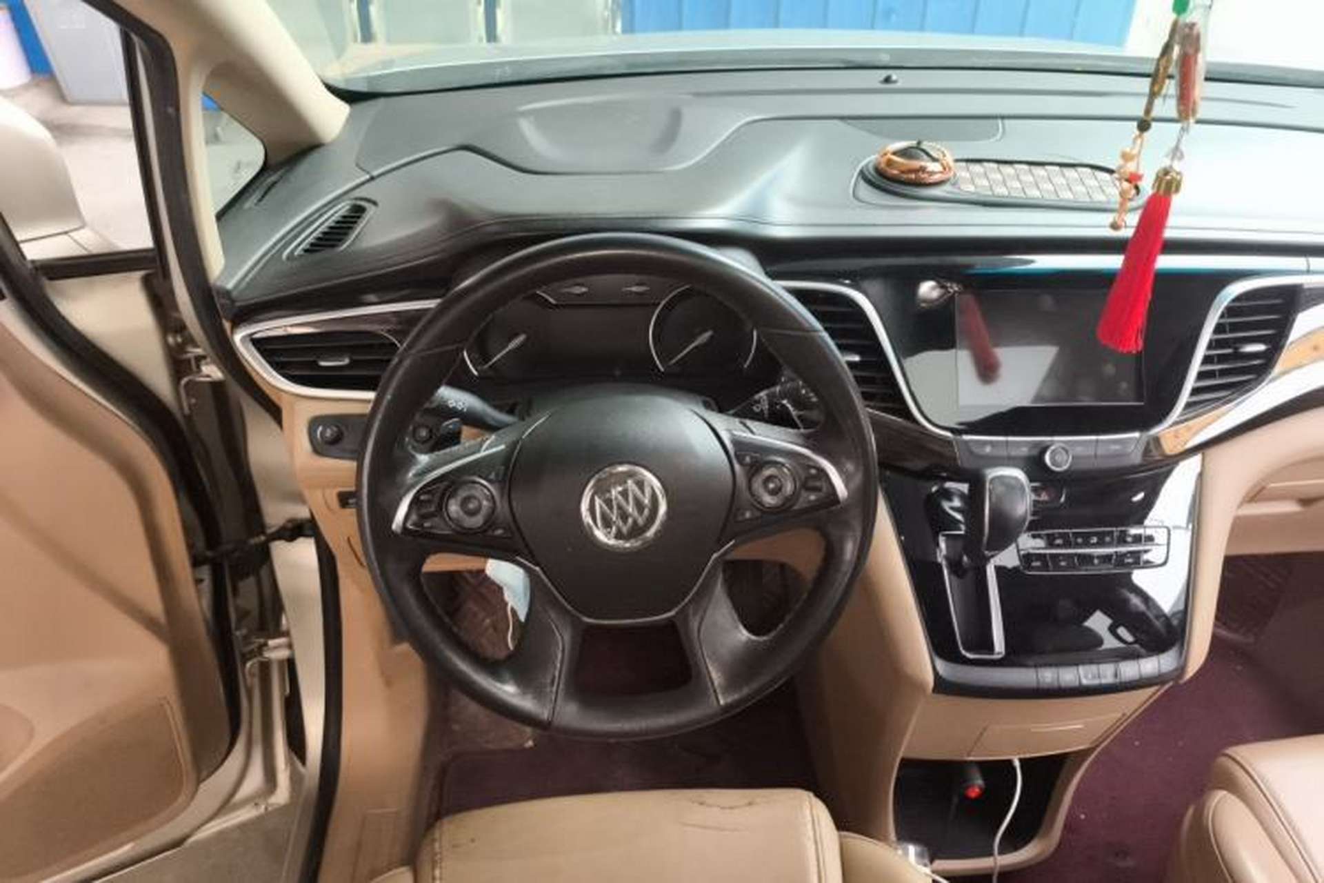 Used Buick GL8 2017 ES 28T Luxury Model China V Standard Steering Wheel
