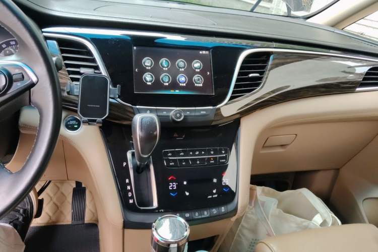 Used Buick GL8 2017 ES 28T Luxury Model China V Standard Audio And AC Panel