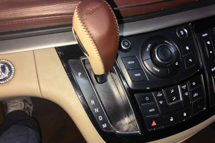 Used Buick GL8 2017 25S Comfort Version China V Standard Gear Lever