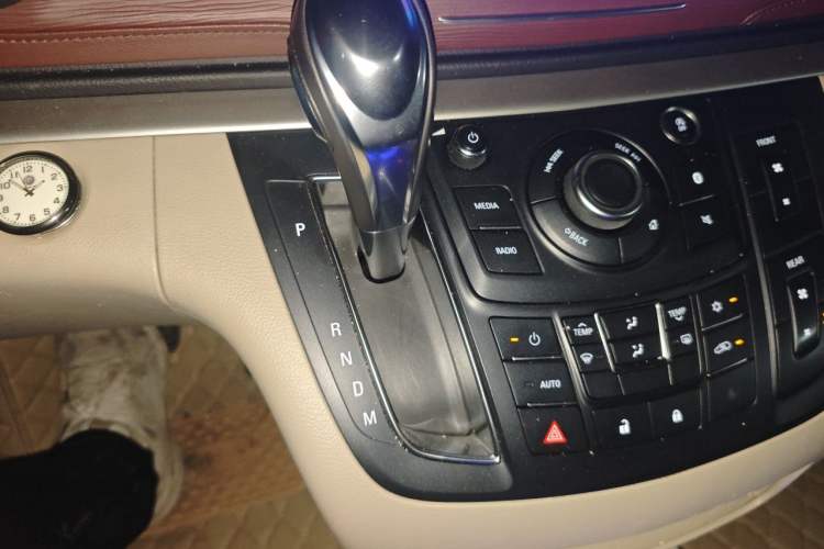 Used Buick GL8 2017 25S Comfort Version China V Standard Gear Lever