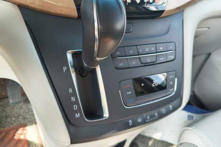 Used Buick GL8 2017 ES 28T Comfort Model China V Standard Gear Lever