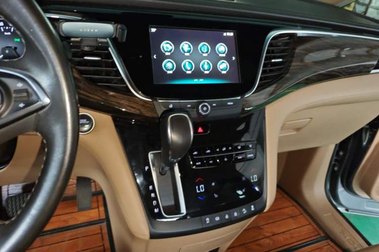 Used Buick GL8 2017 ES 28T Luxury Model China V Standard Audio And AC Panel