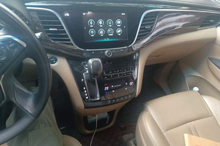 Used Buick GL8 2017 ES 28T Luxury Model China V Standard Audio And AC Panel