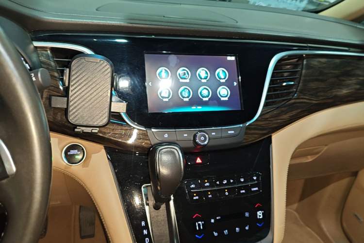 Used Buick GL8 2017 ES 28T Flagship Model China V Standard Audio And AC Panel