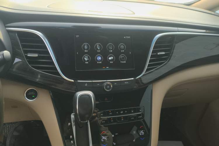 Used Buick GL8 2017 ES 28T Luxury Model China V Standard Audio And AC Panel