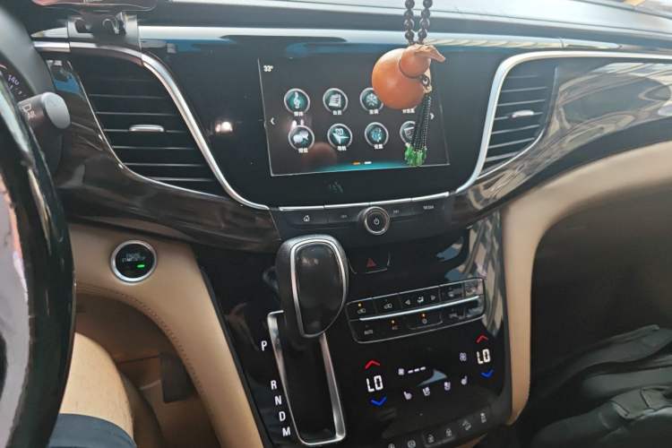 Used Buick GL8 2017 ES 28T Flagship Model China V Standard Audio And AC Panel