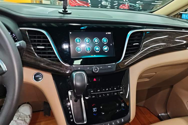 Used Buick GL8 2017 ES 28T Luxury Model China V Standard Audio And AC Panel