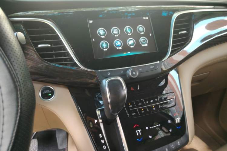 Used Buick GL8 2017 ES 28T Luxury Model China V Standard Audio And AC Panel
