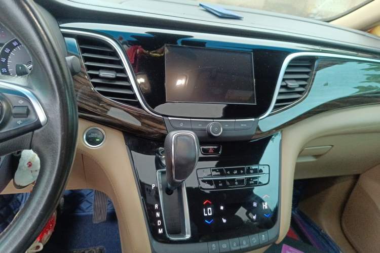 Used Buick GL8 2017 ES 28T Luxury Model China V Standard Audio And AC Panel