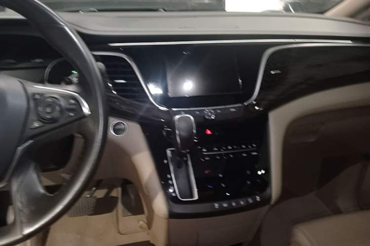 Used Buick GL8 2017 ES 28T Luxury Model China V Standard Audio And AC Panel