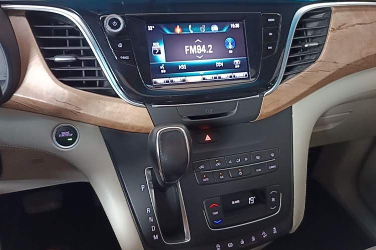 Used Buick GL8 2017 ES 28T Comfort Model China V Standard Audio And AC Panel