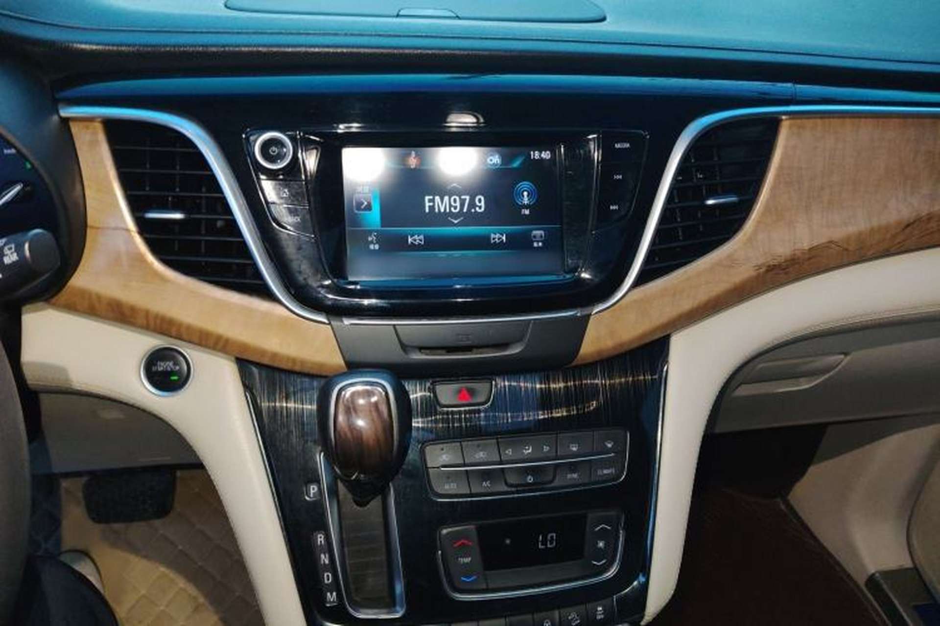 Used Buick GL8 2017 ES 28T Comfort Model China V Standard Audio And AC Panel